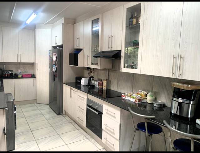 4 BEDROOM HOUSE FOR SALE IN RAVENSKLIP